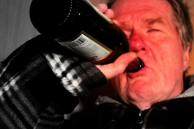 alkoholik podczas upijania się