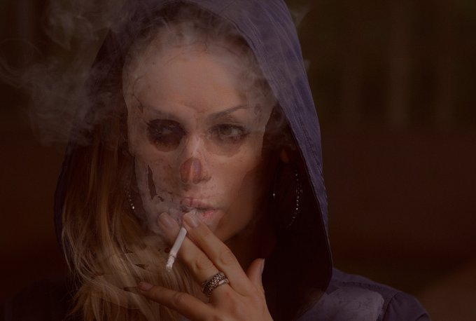 kobieta paląca papierosa